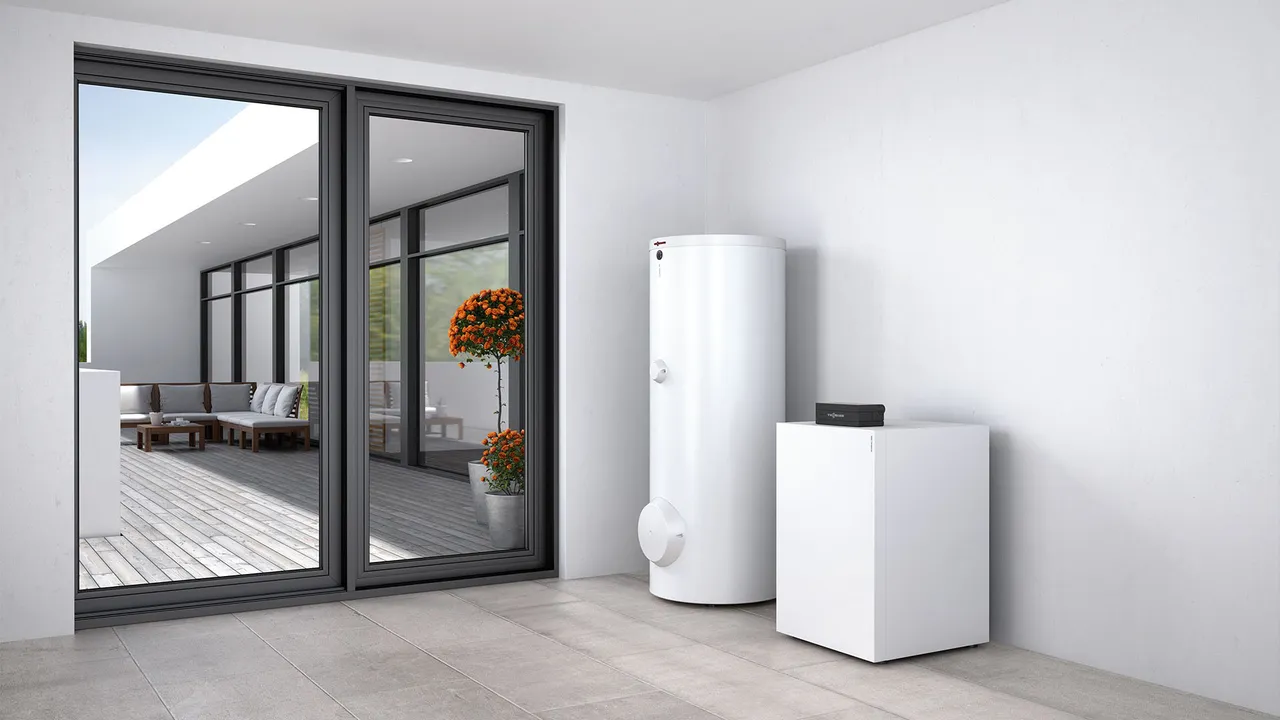 Viessmann Vitocal 300-G mit Warmwasserspeicher in einem Technikraum